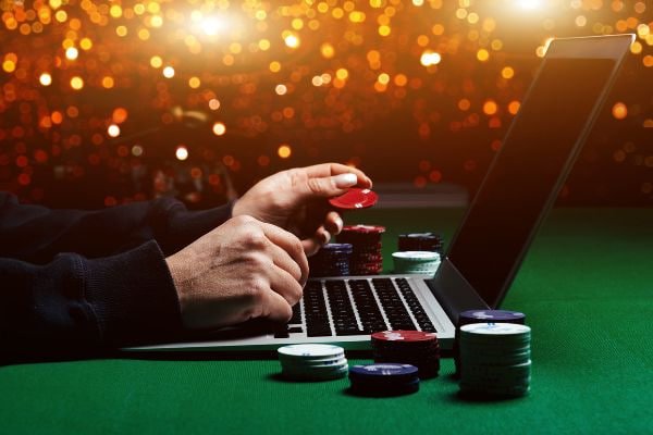 Penggemar sepak bola Indonesia menyaksikan Liga 1 melalui platform taruhan olahraga gacor888